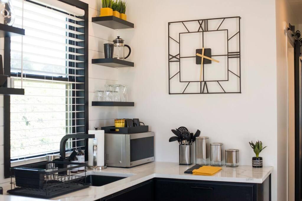 The Zephyr Modern Luxe Container Home Беллмид Экстерьер фото