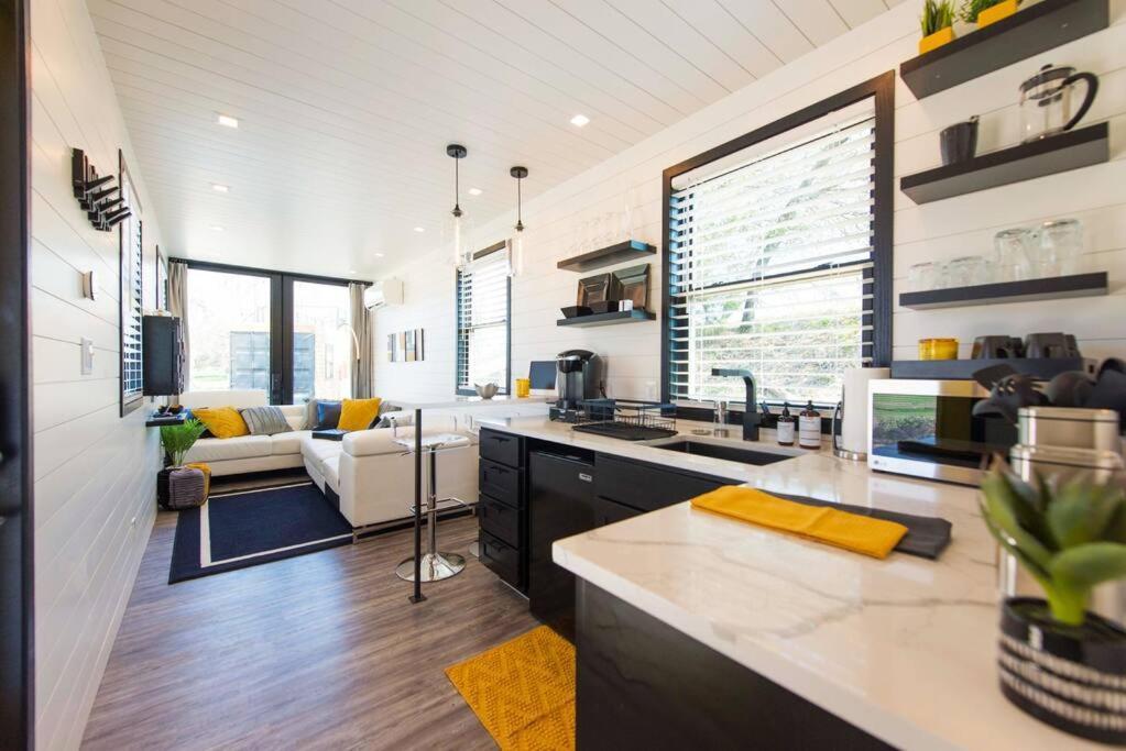 The Zephyr Modern Luxe Container Home Беллмид Экстерьер фото