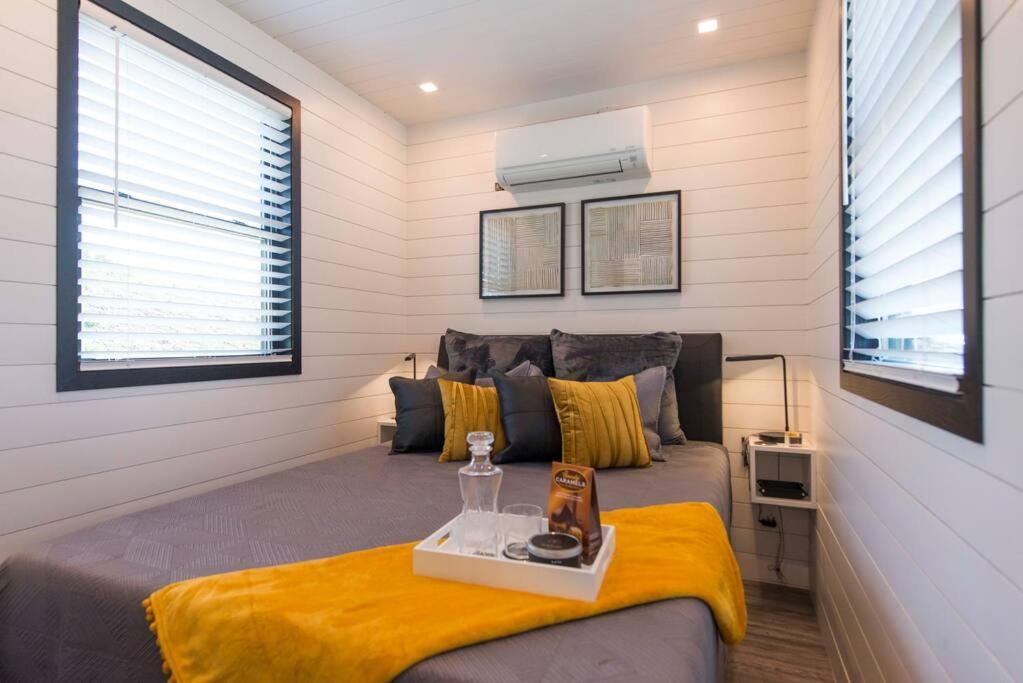 The Zephyr Modern Luxe Container Home Беллмид Экстерьер фото