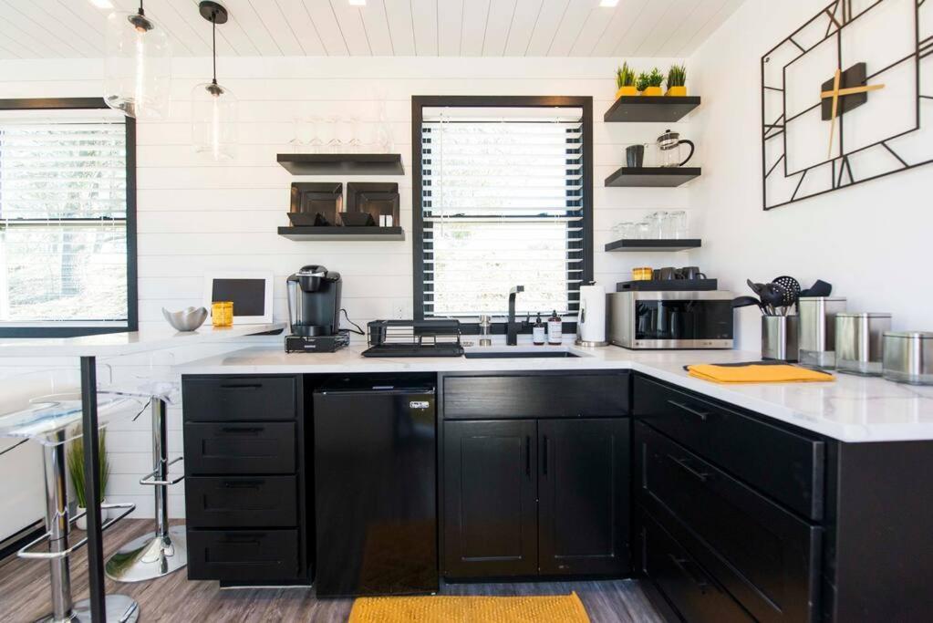 The Zephyr Modern Luxe Container Home Беллмид Экстерьер фото